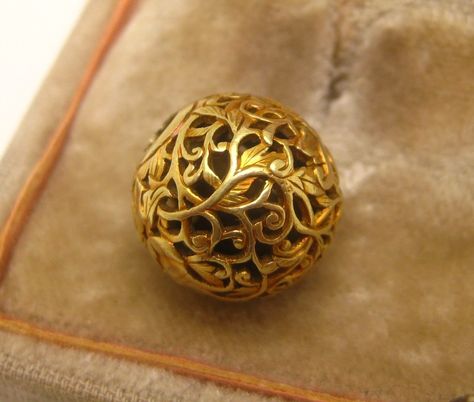 Ojime Beads, Vines Leaves, Gold Temple Jewellery, Antique Filigree, Jewelry Design Drawing, Gold Pendant Jewelry, Bangles Jewelry Designs, Gold Fashion Necklace, Bridal Gold Jewellery Designs