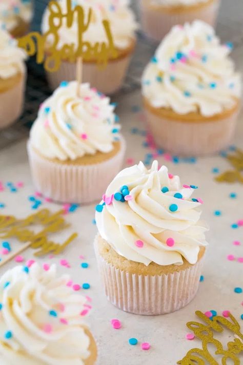 Gender Reveal Ideas Diy Simple, Easy Gender Reveal Cupcakes, Gender Cupcakes Ideas, Cupcake Reveal Gender, Gender Reveal Ideas Desserts, Gender Reveal Cupcake Ideas Simple, Pink And Blue Cupcakes Gender Reveal, Gender Reveal Deserts, Cupcake Gender Reveal Ideas