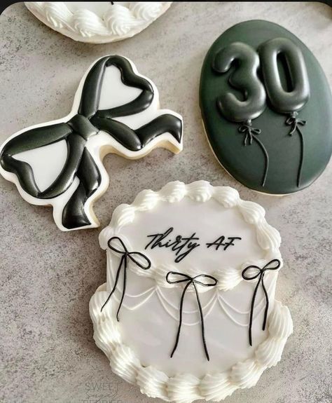 White Cookies, Cookies Birthday, Black And White Cookies, White Cookie, Birthday Cookies, Custom Cookies, Grad Parties, Sweet Sixteen, Black And White