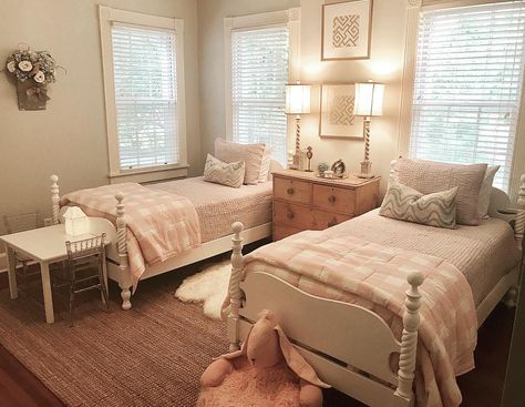 Girls Bedroom Twin Bed, Girls Room Two Twin Beds, Two Twin Beds In One Room Layout, Antique Girls Bedroom, Kids Room Design Small Space, Sisters Shared Room, Twin Bedroom Decor, Girls Twin Bed, Twin Beds Guest Room