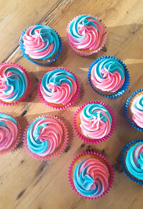 Dual Color Frosting Cupcakes, Two Toned Cupcake Frosting, Two Tone Frosting Cupcakes, Two Tone Icing Cupcakes, Pink And Blue Swirl Cupcakes, Two Tone Cupcakes, Sleeping Beauty Cupcakes, Prom Treats, Two Tone Frosting