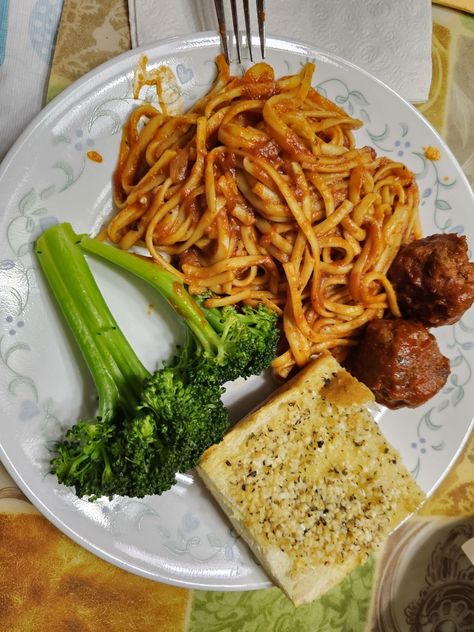 Spaghetti with meatballs, garlic bread and broccoli.   the garlic bread is sooooo good. Spaghetti With Meatballs, Spaghetti Meatballs, Spaghetti And Meatballs, Garlic Bread, Meatballs, Broccoli, Garlic, Spaghetti, Bread