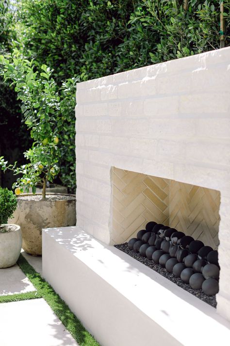 White Brick Fireplace Outdoor, Outdoor Fireplace Hearth, Outdoor Wall Fireplace, Outdoor Plaster Fireplace, Outdoor Faux Fireplace, Outdoor Fireplace Modern, Concrete Outdoor Fireplace, Stone Outdoor Fireplace, Contemporary Outdoor Fireplaces