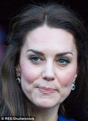 How Kate Middleton took 10 years off her face with make up Heavy Eyeliner, Kate Middleton Earrings, Kate Middleton Makeup, Düşes Kate, Queen Kate, Princess Kate Middleton, Catherine Elizabeth Middleton, Prince William And Catherine, Honey Hair