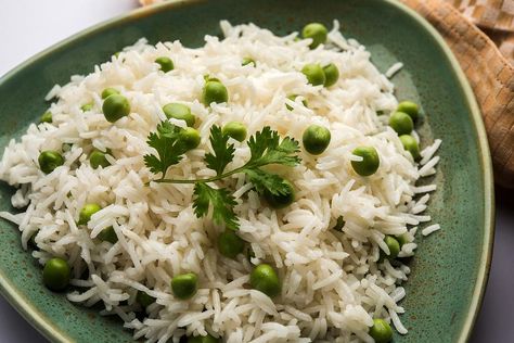 Pantry Recipes: This Easy Green Peas & Rice Recipe Uses Those Pantry Ingredients #30secondmom Rice And Corn Recipe, Basmati Rice Pilaf, Zone Recipes, Rice Pilaf Recipe, Fried Rice Recipe Easy, Pilaf Recipes, Garlic Fried Rice, Rice And Peas, Pea Recipes