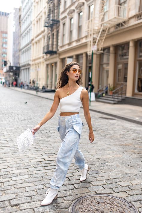 The Most Instagrammable Streets in SoHo Street Fashion Shoot, City Fashion Photography, Street Fashion Photoshoot, Walking Poses, Nyc Photoshoot, Nyc Outfits, City Fashion, Nyc Photography, Outdoor Photoshoot