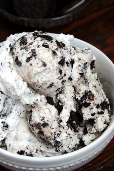 Cookies and Cream Ice Cream - No Machine Required - Big Bear's Wife Cookies And Cream Ice Cream, Pizza Roll, Easy Ice Cream Recipe, Cream Ice Cream, Yummy Ice Cream, Easy Ice Cream, Cookies N Cream Cookies, Ice Cream Cookies, Cream Desserts