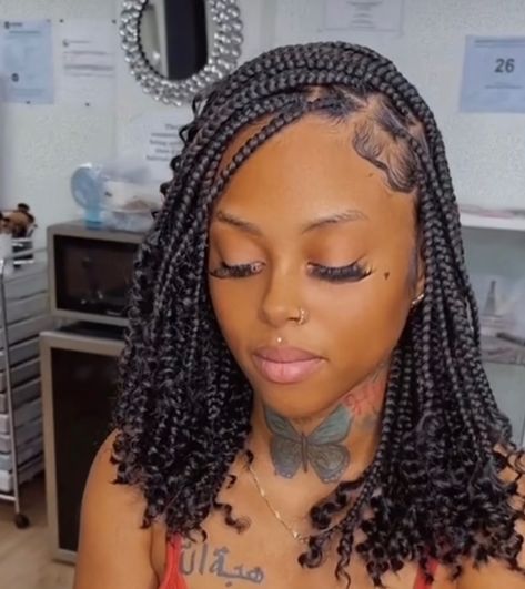 Box Braid Bob With Curly Ends, Asymmetrical Bob Braids, Braids In The Front Plaits In The Back, Bob Braids With Curly Ends, Bob Box Braids With Curly Ends, Dj Hairstyles, Short Knotless Braids With Curly Ends, Shoulder Length Braids, Spring Braids