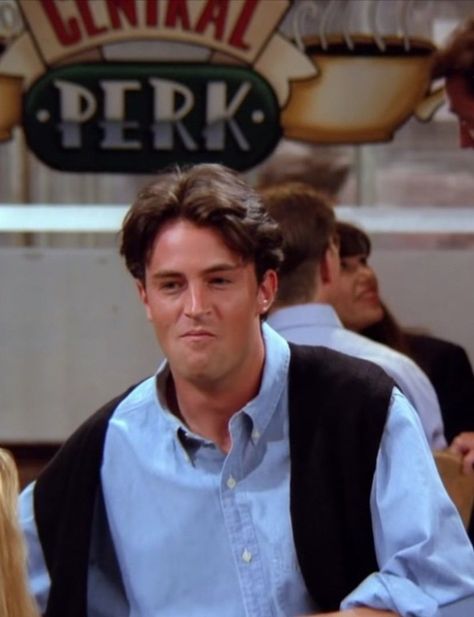 Chandler Bing Long Hair, Season 1 Chandler, Matthew Perry Friends, Friends Season 1, Chandler Friends, Joey Friends, Friends Outfits, Luv U, Friends Tv Series