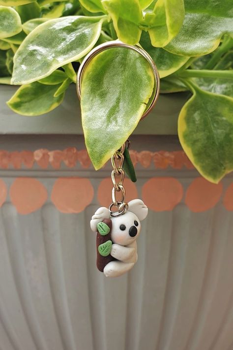 Tim Burton Art, Polymer Clay Kawaii, Clay Keychain, Sculpture Clay, Clay Creations, Diy Handmade, Clay Art, Clay Crafts, Koala