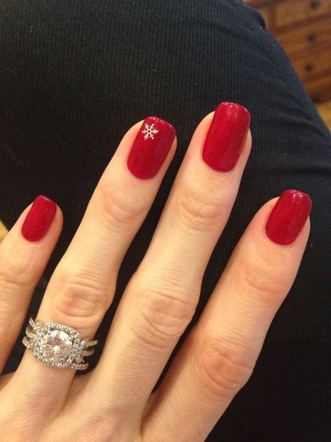 Red Nails And Snowflake, Christmas Nails Red With Snowflake, Red Gel Nails With Snowflake, Red Shellac Nails Christmas, Red Nail With Snowflake, Natural Gel Nails Ideas Short Fall, Red And Snowflake Nails, Red Nails For Winter, Red Nails Ideas Christmas