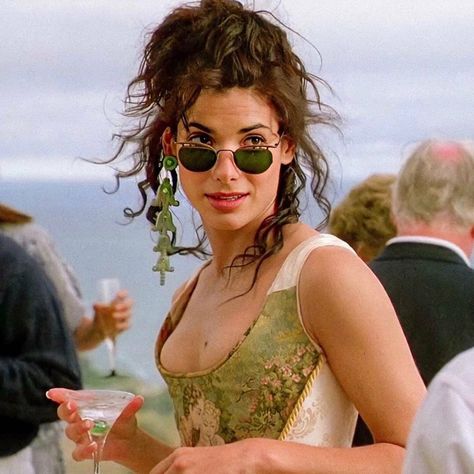 Sandra Bullock Hair, Bionic Woman, Sandra Bullock, Julia Roberts, Hollywood Celebrities, Girl Next Door, A Drink, Round Sunglass Women, American Actress