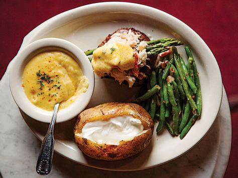 Filet Oskar (Steak with Crab and Hollandaise) Oscar Food, Cooking Photos, Surf And Turf, Juicy Steak, Cooking Guide, Cooking Art, Steak Recipes, A Bowl, Home Interior