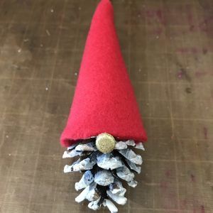 Pine Cone Gnome Ornament, Gnome Pinecone Ornament, Pinecone Santas, Gnome Pinecones, Pinecone Decorations Diy, Pine Cone Gnomes, Cone Gnomes, Pinecone Gnomes, Christmas Knomes