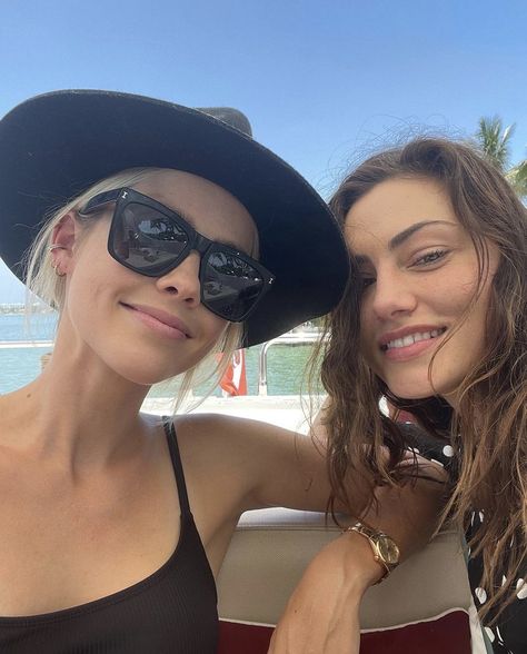 Phoebe Tonkin And Claire Holt, Claire Holt And Phoebe Tonkin, Phoebe And Claire, No Ordinary Girl, H2o Mermaids, H2o Just Add Water, Tvdu Cast, Hayley Marshall, Claire Holt