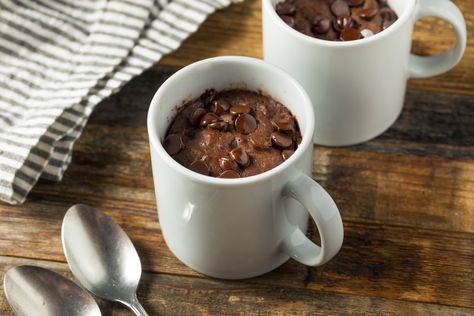 You can make the most delicious dessert with just 3 ingredients and 1 minute in the microwave! Five delicious 3-2-1 cakes to try. #dessert 3 2 1 Cake, Shakeology Mug Cake, Chip Mug, Microwave Cake, Brownie In A Mug, Mug Cake Microwave, Cake Mug, Keto Chocolate Chips, 1 Cake