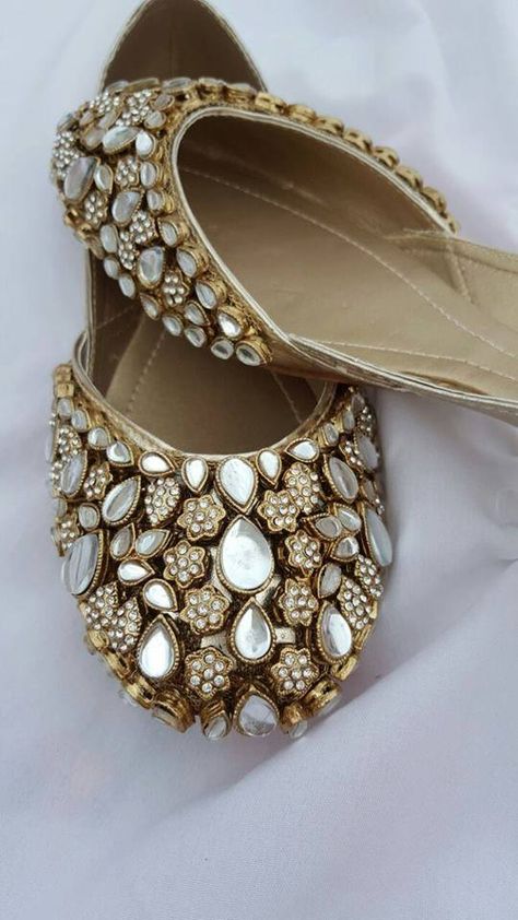 Khusa Design, Pakistani Shoes, Indian Footwear, Indian Wedding Shoes, Fancy Sandals, Куклы American Girl, Indian Shoes, Shoe Makeover, Indian Jewelry Earrings