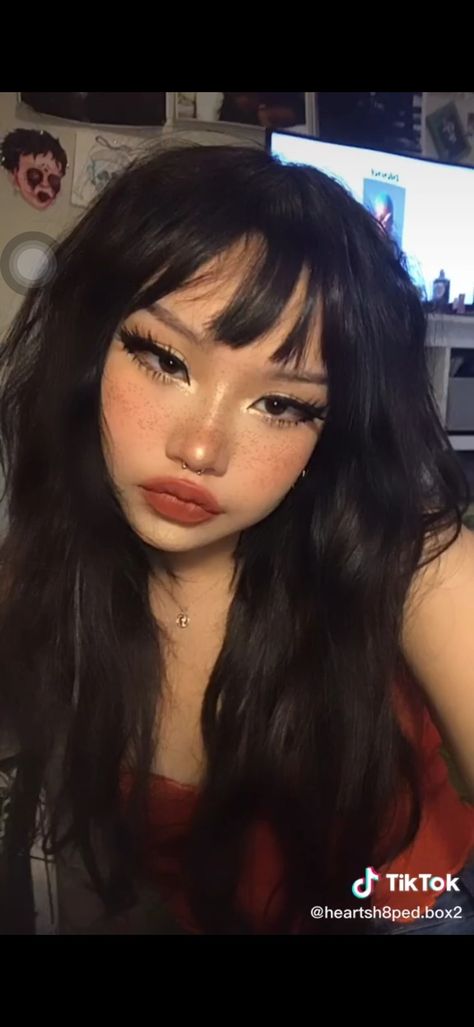 Gothic Makeup Asian, Makeup For Bigger Looking Eyes, Makeup For Thick Eyebrows, Y2k Makeup For School, Imvu Makeup Look, Makeup Looks For Chubby Face, Chill Makeup Looks, Intimidating Makeup Looks, Chubby Girl Makeup