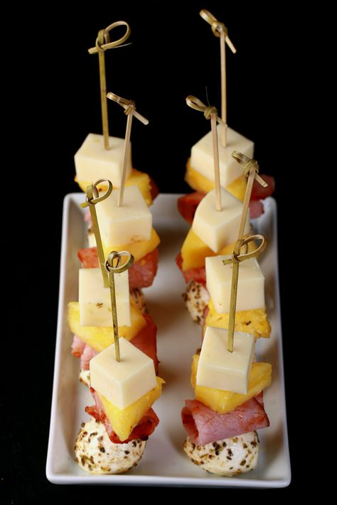 Hawaiian Pizza Skewers, Pizza Skewers, Luau Snacks, Ham Appetizers, Luau Christmas, Pineapple Appetizers, Pineapple Skewers, Ham And Pineapple, Wedding Foods