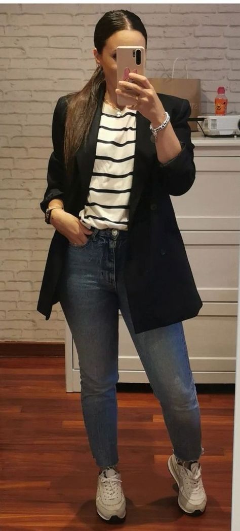 Black Jeans Business Outfit, Fall Fashion 2024 Women 30s, Blazer Office Outfits Women, Blazers For Women Outfits Casual, Office Jeans Outfit, Outfits Con Jeans Y Tenis, Jeans Office Outfit, Jeans Outfit Fall Casual, Outfit Informal