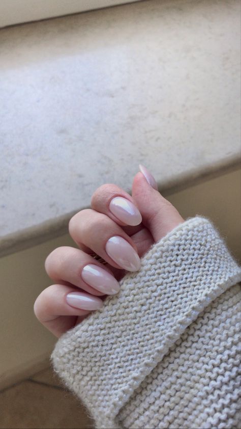 Oval Nails Hailey Bieber, Hailey Bieber Nails Dnd, Hailey Bieber Nails Short Oval, Pearly Nails Acrylic, Haley Bieber Nails Pearl, Heyli Bieber Nails, Halie Bieber Nails, Nude Pearl Nails, Hailee Bieber Nails