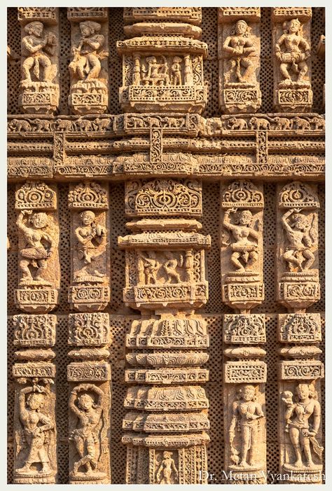 Stone art on the walls of Sun temple Konark refelcts our amazing Indian art Indian Historical Art, Temple Wall Background, Konark Sun Temple Sculpture, Indian Temple Sculptures, Ancient Temple Art, Temple Art Indian, Hindu Temple Art, Hindi Architecture, Hindi Temple