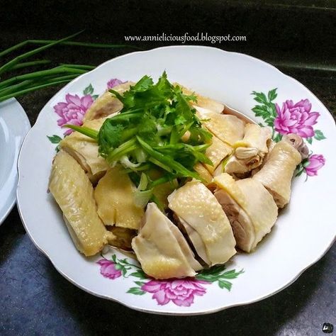 Everyone is waiting for this recipe. It looked easy by looking at the photo. I mean... c'mon! It's just salted steamed chicken! But let me tell you, to make this right, you need abit of patience here. Hakka Recipe, Steam Chicken Recipe, Salted Chicken, Masakan Malaysia, Almond Chicken, Cheesy Chicken Broccoli, Broiled Chicken, Steamed Chicken, Steam Recipes