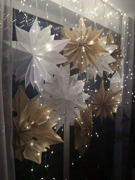 Diy Big Snowflakes, Christmas Decor Ideas Snowflakes, New Year Window Decoration, White Paper Christmas Decorations, Paper Snowflakes Decorations, Christmas Decor With Paper, Star Decoration Ideas, Paperbag Snowflakes, Foil Christmas Decorations