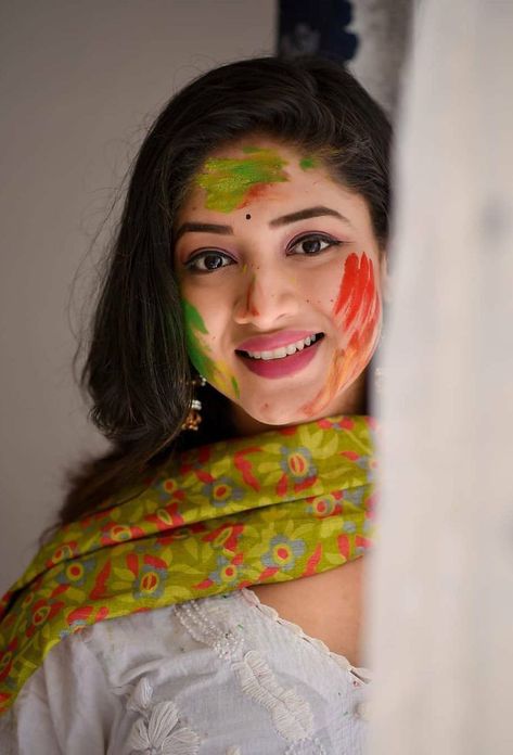 Holi Pic, Holi Girls, Holi Pictures, Holi Festival Of Colours, Holi Photo, Holi Images, Girl Crush Fashion, Self Portrait Poses, Best Pose For Photoshoot