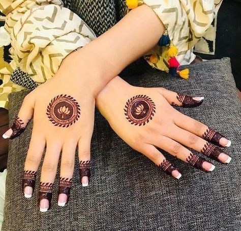 Tattoos Dainty, डिजाइनर कपड़े, Tato Henna, Finger Henna Designs, Henna Tattoo Designs Hand, Simple Henna Tattoo, About Rose, Latest Henna Designs, Rose Mehndi Designs