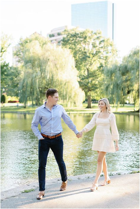 Stylish Boston Public Garden Engagement Session Boston Commons Engagement Photos, Engagement Photos Boston Public Garden, Boston Common Engagement Photos, Garden Engagement Photoshoot, Beacon Hill Engagement Photos, Garden Engagement Pictures, Garden Engagement Shoot, Spring Engagement Pictures, Boston Engagement Photos