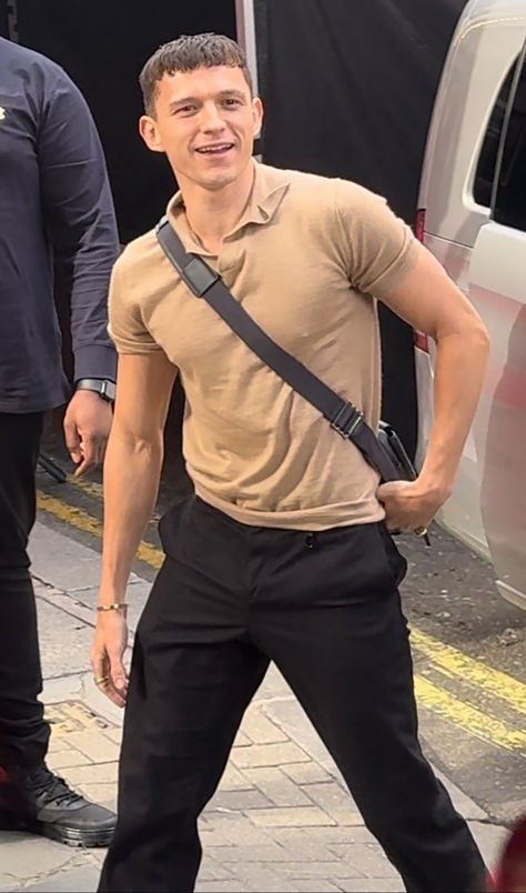 Tom Holland Style, Tom Outfit, Daniel Craig Style, Film Life, Tom Holland Peter Parker, White Boys, Boyfriend Fit, Tom Holland, Men Dress