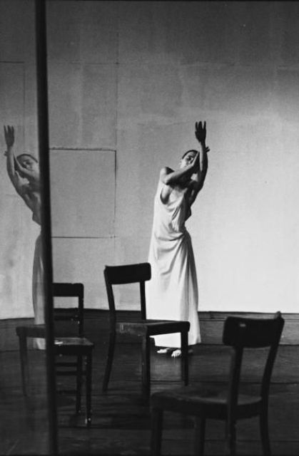 Dance, Pina Bausch at Café Müller around 1970. Pina Bausch, Svetlana Zakharova, Anna Pavlova, Jitterbug, Dance Movement, Dance Photos, Modern Dance, Contemporary Dance, Dance Art