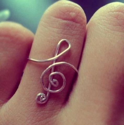 Music note ring! Love it!!! Treble Clef Ring, Music Note Ring, Bijoux Fil Aluminium, Musical Notes, Treble Clef, Diy Schmuck, Bijoux Diy, Paper Clip, Wire Jewelry