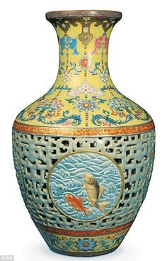 16" antique Chinese porcelain vase, made at Jingdezhen, the site of China's most prestigious kilns during the reign of Emperor Qianlong who ruled between 1736 and 1795. Fish Vase, Chinese Porcelain Vase, Art Chinois, Chinese Vase, Wooden Vase, Vase Shapes, Antique Vase, Diy Vase, Chinese Ceramics