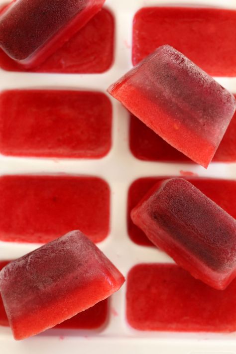 Cherry Ice Cubes, Halloween Ice Cubes, Ice Cubes Recipe, Ice Cube Tray Recipes, Ice Cube Recipe, Fancy Ice Cubes, Fruit Ice Cubes, Infused Drinks, Smoothie Pops