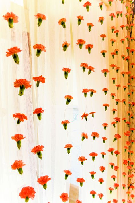 Marigold Curtains, Diwali Backdrop Ideas, Marigold Flower Decoration, Marigold Decor, Classy Decorations, Mandir Decoration, Home Flower Decor, Diy Floral Decor, Ganpati Decoration At Home