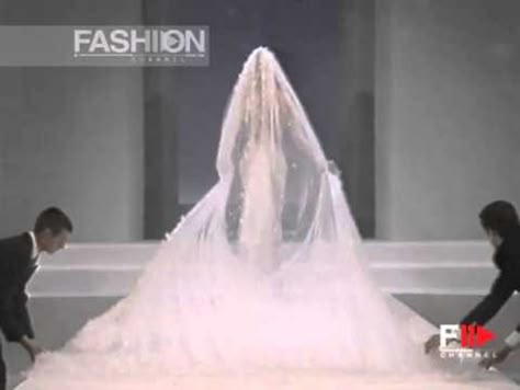 "Thierry Mugler" Autumn Winter 1999 2000 Paris 5 of 5 Haute Couture woman by FashionChannel - video Dailymotion Mugler Wedding Dress, Mugler Wedding, Thierry Mugler Haute Couture, Old Money Wedding, Money Wedding, Outfit Creator, Haute Couture Details, Event Fashion, Fantasy Outfits