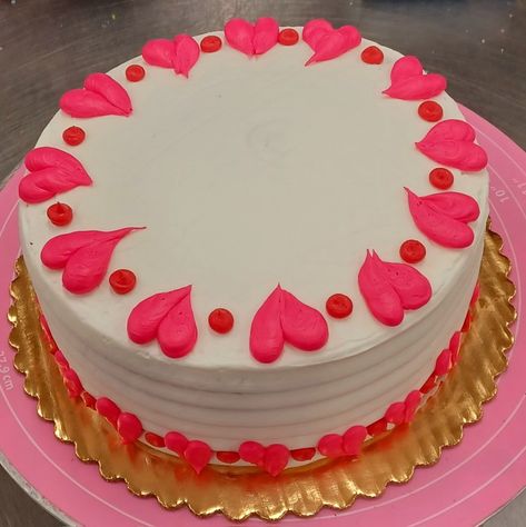 Round Valentines Cake, Valentines Day Cake Ideas Creative, Valentine’s Day Cookies Buttercream, Valentine Cakes Ideas, Dairy Queen Cake Designs, Cake Love Valentine's Day, Valentines Day Cake Ideas, Dairy Queen Cake, Valentines Cakes