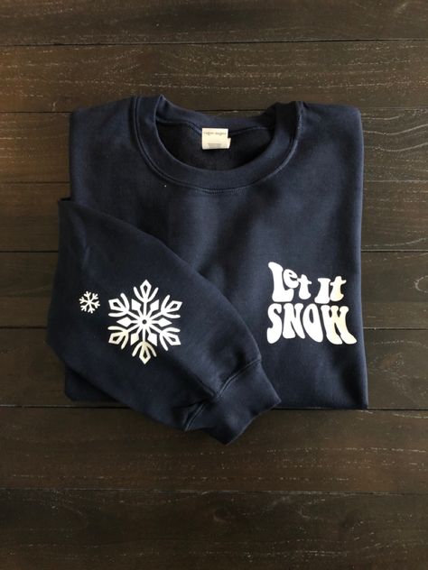 Christmas Design Tshirt, Winter Cricut Shirts, Christmas Sweater Design Cricut, Winter Shirt Ideas, Snow Shirt Ideas, Graphic Print Sweatshirt Winter Gift, Christmas Sweatshirt Outfit, Cute Holiday T-shirt For Winter, Christmas Pullover Cricut