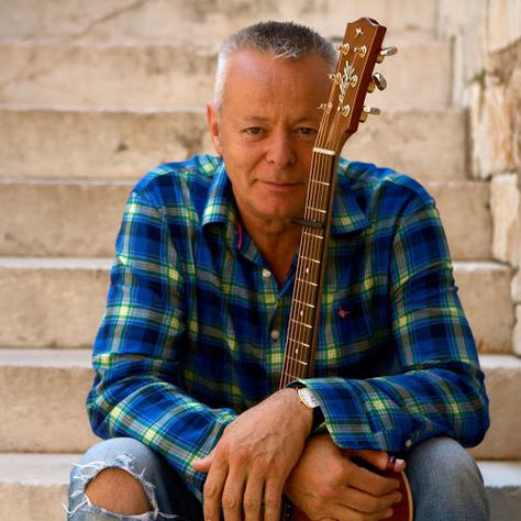 Tommy Emmanuel... Guitariste professionnel certifié. Il donne l'envie de tout vendre tant il est bon. Tommy Emmanuel, Cowgirl Outfits For Women, Guitar Youtube, Famous Portraits, Youtube Page, Guitar Players, Guitar Stuff, Guitar Hero, Cowgirl Outfits