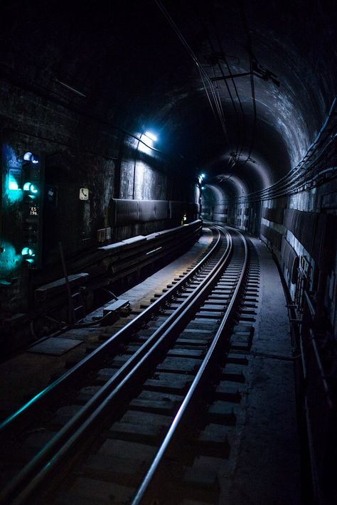 Train tunnels Ny Subway, Train Tunnel, U Bahn, Town Street, Train Tracks, Dark Photography, City Buildings, Environment Concept Art, Design Minimal