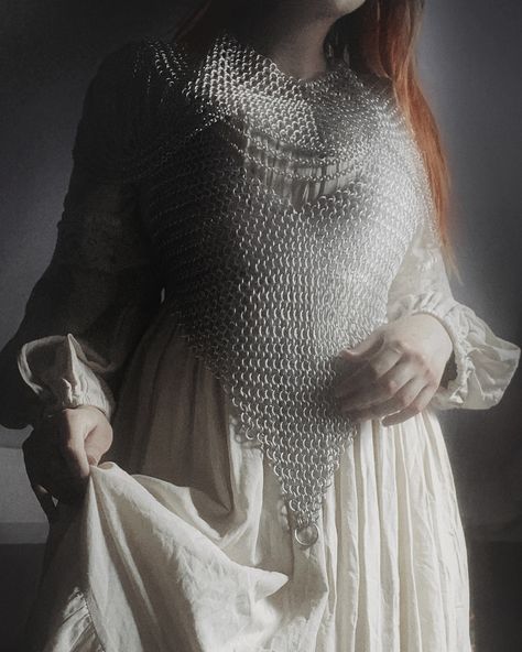 Another day, another chainmail pic… is it an obsession? Yes it is! Dress is from @ann.tique 🖤⚔️ (it’s the « Elle » dress) • • #chainmail #medieval #antique Chainmail Wedding Dress, Chainmail Medieval, Chainmail Clothing, Fantasy Fits, Elle Dress, Chainmail Dress, A Level, Medieval Dress, Chain Mail