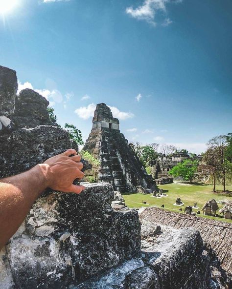 359 Me gusta, 5 comentarios - Turisteando Guate  🇬🇹 (@turisteandoguate) en Instagram: "No te sentirías como un explorador cuando, en medio de la jungla, encuentres esta gema!…" Guatemala Travel, America Latina, Tikal, World Traveller, Ideas Para Fotos, Painting Wallpaper, Globe Trotter, Honduras, Belize