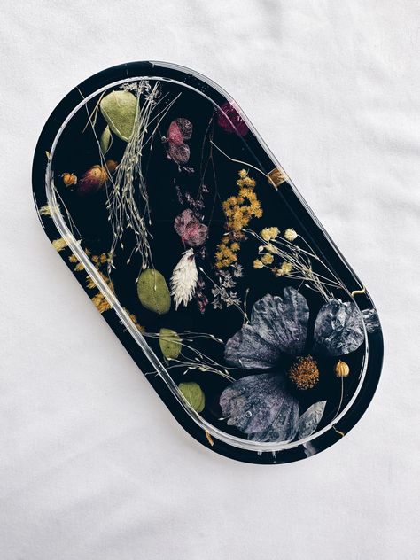 Resin Trinket Tray Ideas, Epoxy Tray With Flowers, Diy Resin Painting, Dried Flower Epoxy, Black Resin Tray, Dried Flower Resin Tray, Crystal Resin Tray, Resin Trays, Floral Preservation