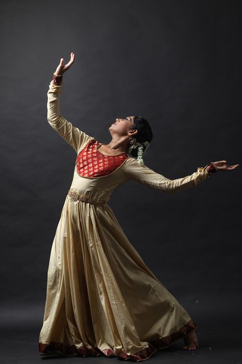 Kathak - Dancer Mitul Sengupta Kathak Anarkali Dress, Kathak Dress Design, Kathak Dance Aesthetic, Kathak Photoshoot, Kathak Photography, Kathak Anarkali, Kathak Aesthetic, Kathak Poses, Kathak Dress