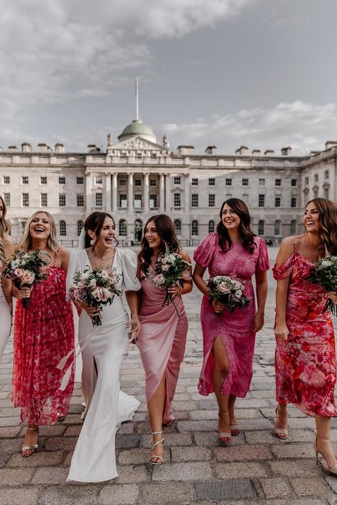 Bride with bridesmaids in mismatched bridesmaid dresses in different styles and patterns for contemporary city wedding Bridesmaids Dresscode Party, Dresses Patterned, Pink Bridesmaid Dresses Mismatched, Bridesmaid Dresses Different Colors, Patterned Bridesmaid, Patterned Bridesmaid Dresses, Pink Bridesmaids, Bridesmaids Dress Inspiration, Festival Chic