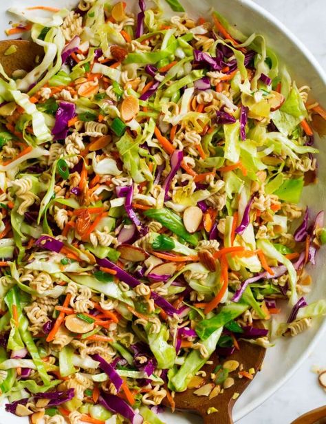 Top Roman Noodles Recipes, Raman Salad, Ramen Cabbage Salad, Salad Week, Ramon Noodles, Asian Ramen Noodle Salad, Chinese Coleslaw, Asian Salads, Asian Coleslaw