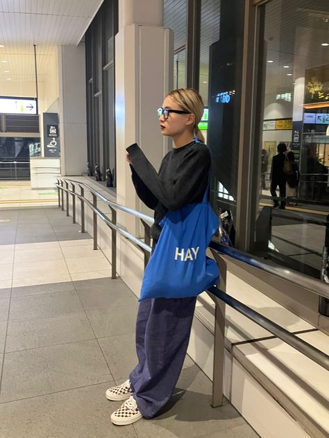 Blue Bag Outfit, Ootd Korean Style, Normcore Fashion, Outfit Korean Style, Trendy Fashion Outfits, 가을 패션, Autumn Outfit, Fashion Books, Casual Style Outfits