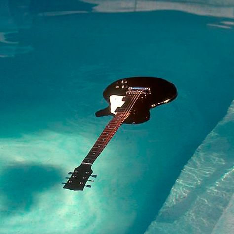 Kurt Cobain Guitar, Nirvana Photos, Paradise Aesthetic, Krist Novoselic, Aesthetic Lana Del Rey, Kurt Cobain, Nirvana, Electric Guitar, Guitar